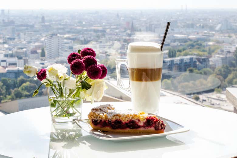 Gostaria de tomar um café enquanto admira Berlim das alturas?