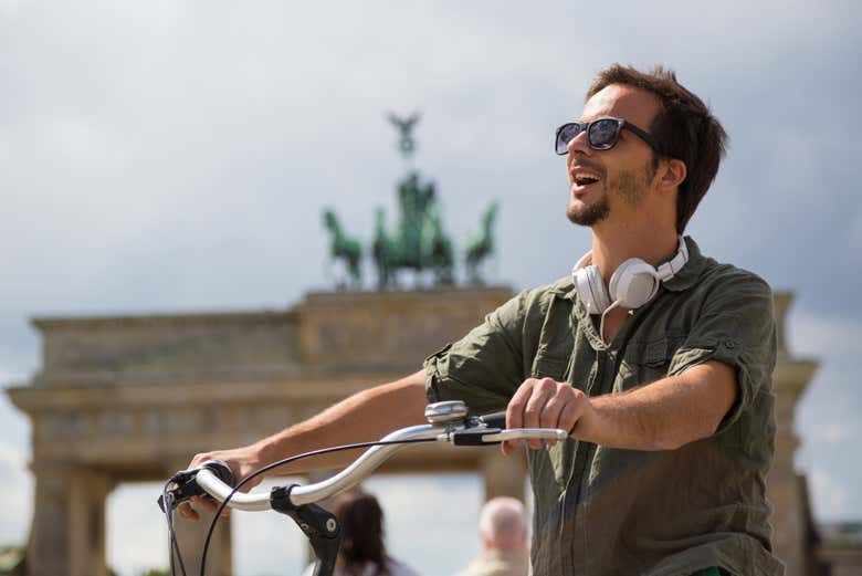 Passeando pelo centro de Berlim de bicicleta