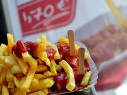 Currywurst com batatas fritas